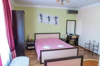 Гостевой дом Guest House Stara Rus Каменец-Подольский Cемейный номер с собственной ванной комнатой-2