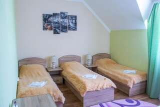 Гостевой дом Guest House Stara Rus Каменец-Подольский Трехместный номер «Комфорт» с душем-1