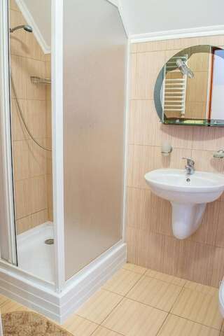 Гостевой дом Guest House Stara Rus Каменец-Подольский Cемейный номер с собственной ванной комнатой-6