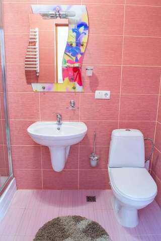 Гостевой дом Guest House Stara Rus Каменец-Подольский Cемейный номер с собственной ванной комнатой-12